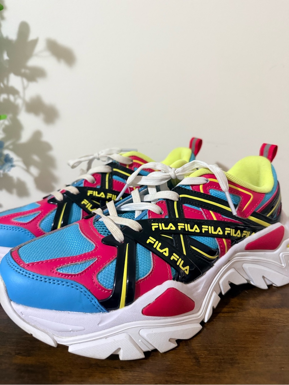 Women’s Fila Athletic Street Active Modern Sneakers Trainers Colorful EUC Size 9